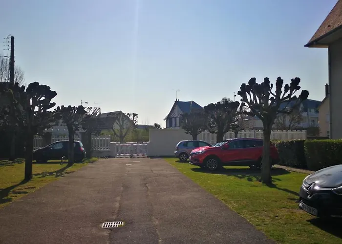 2 Pieces A 5 Mn A Pied De La * Cabourg